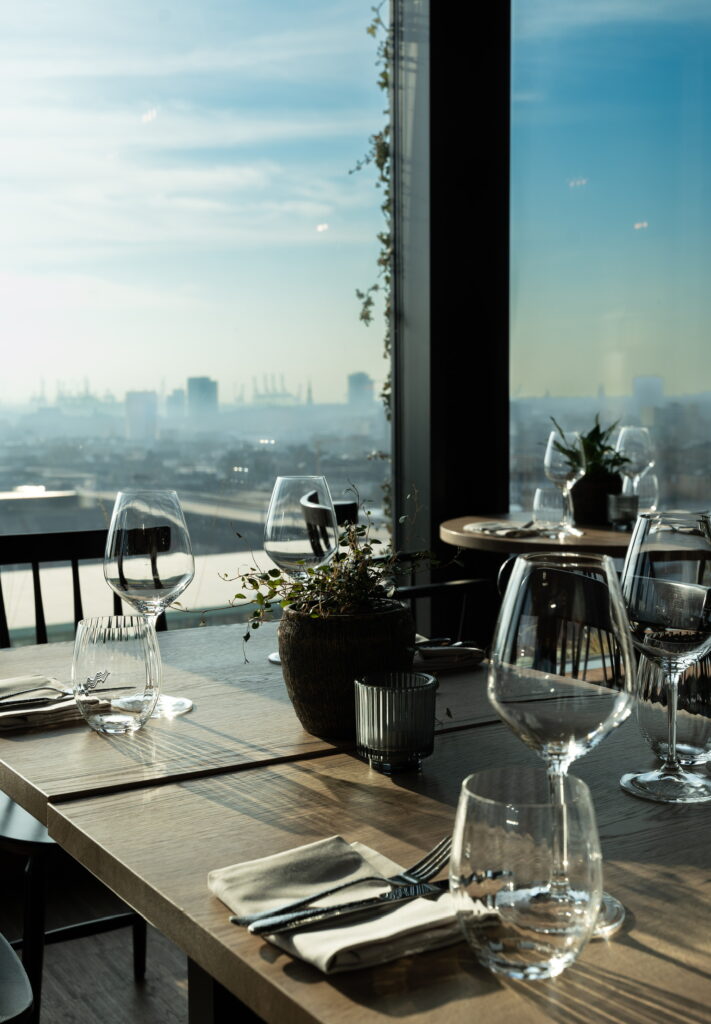 Tisch im Restaurant mit Panoramablick über Hamburg
